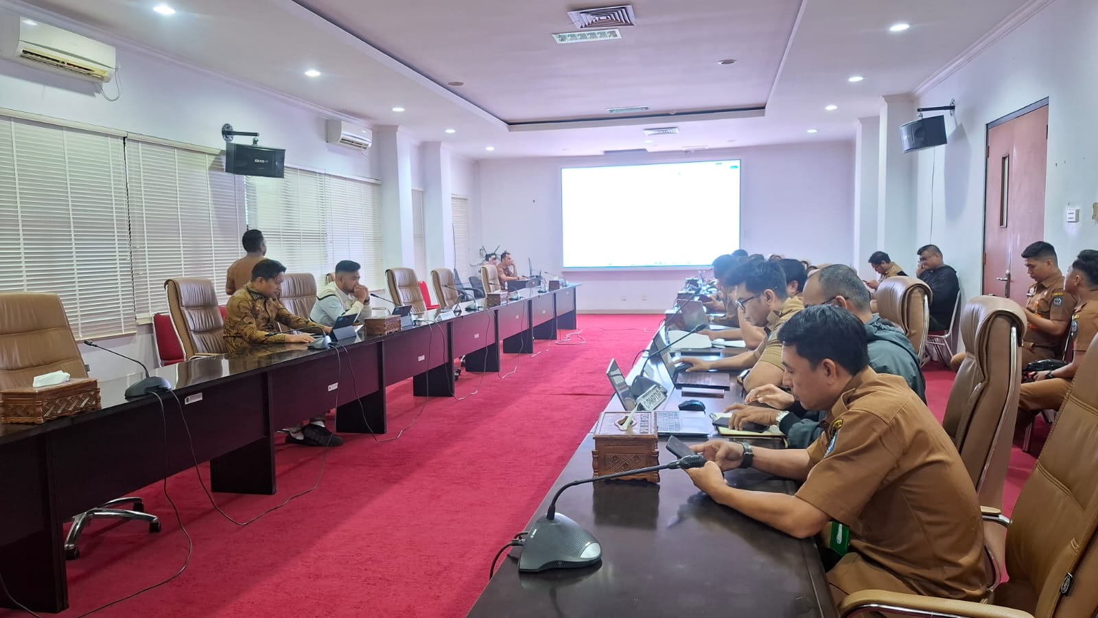 Suasana rapat pembahasan Raperda LLAJ. (dok: ritmee)