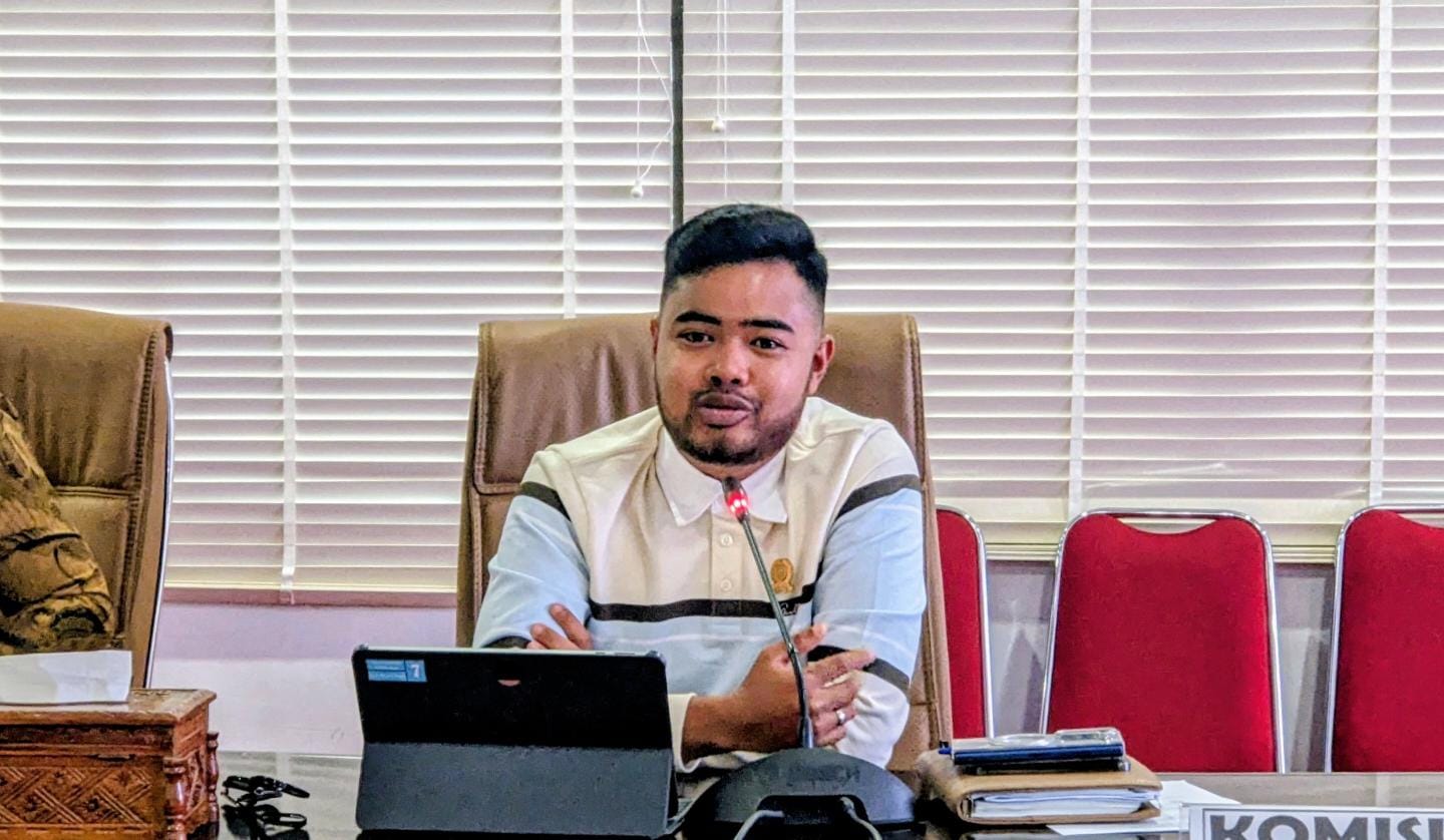 Ketua Komisi C DPRD Kota Bontang, Alfin Rausan Fikri memimpin rapat terkait Raperda LLAJ, di Kantor DPRD Kota Bontang. (dok: ritmee)