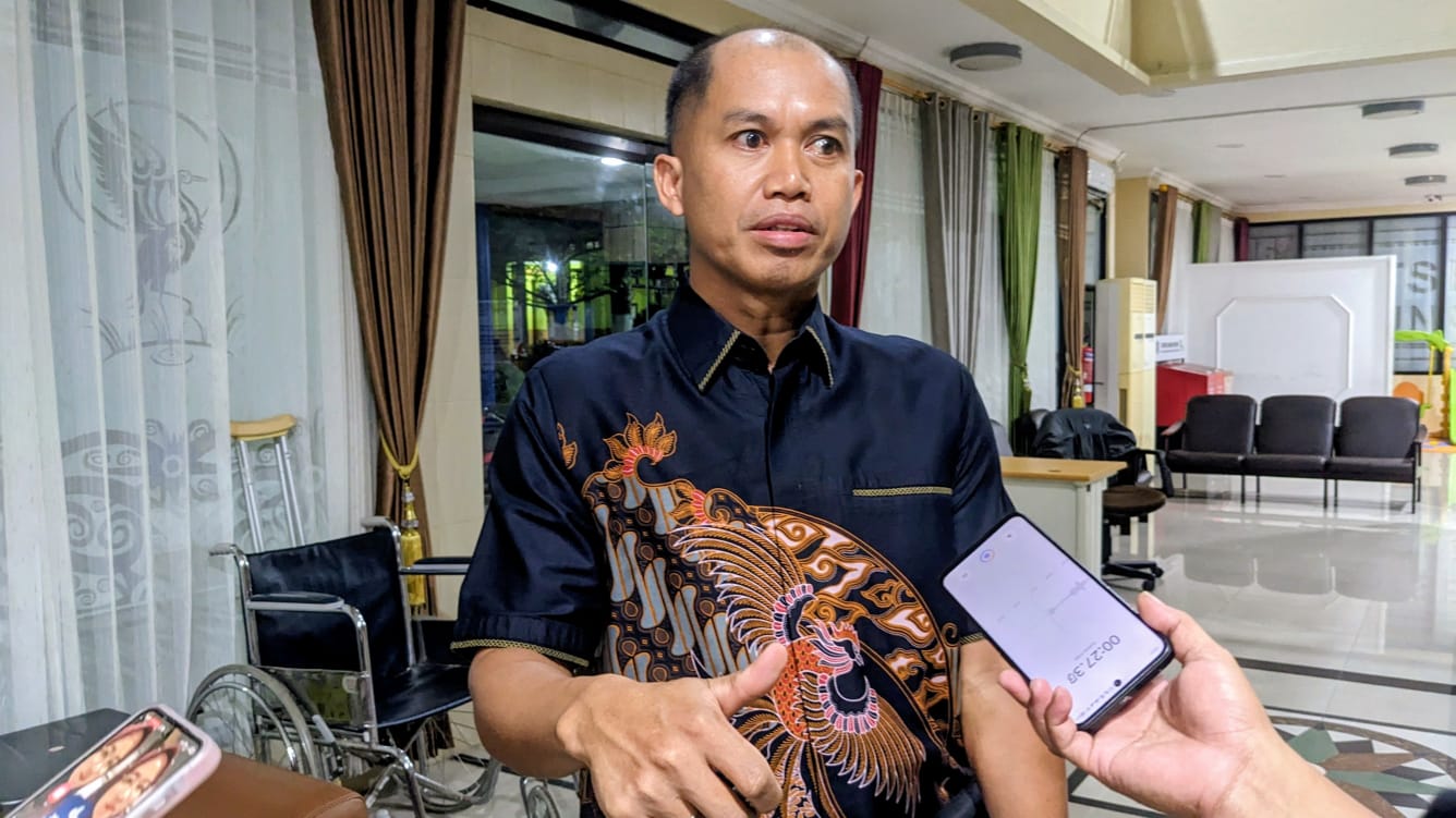 Ketua DPC PDI Perjuangan Kota Bontang, Joni Alla' Padang, memberikan keterangan terkait proses pengusulan dirinya sebagai calon Wakil Ketua II DPRD Kota Bontang.(dok: ritmee)