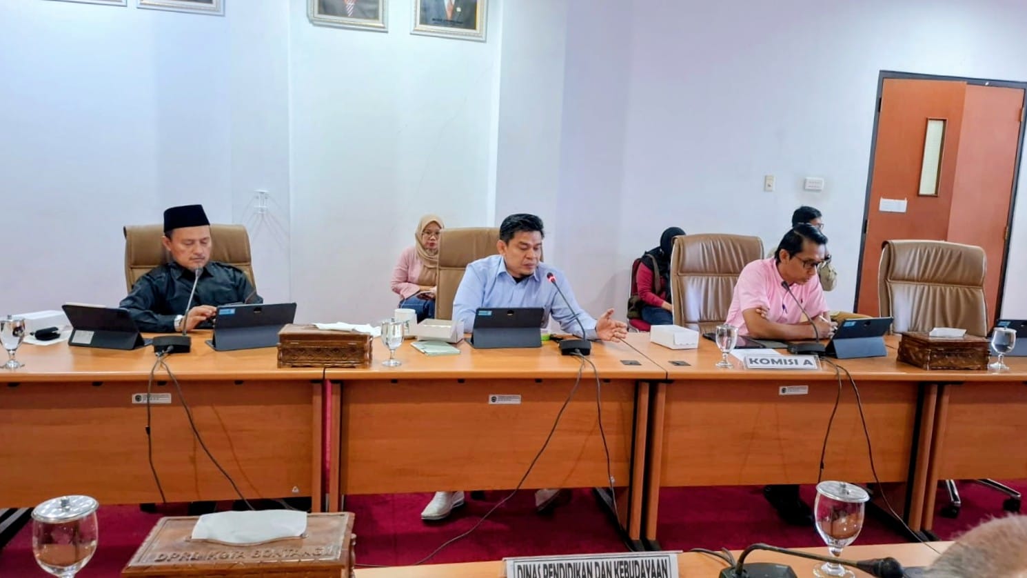 Komisi A DPRD Bontang membahas Raperda Insentif Guru Swasta bersama Disdikbud dan Bagian Hukum Pemkot Bontang.(dok: ritmee)