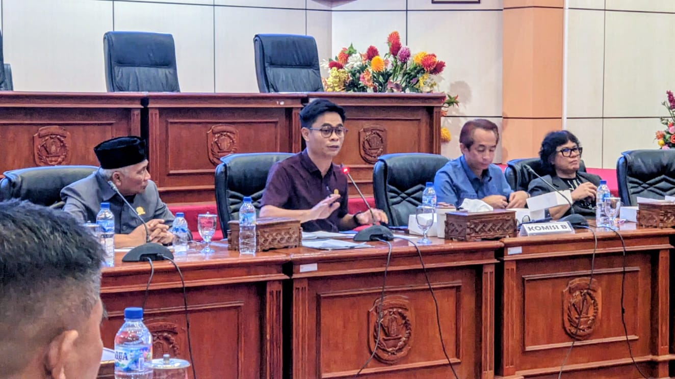 Wakil Ketua Komisi B DPRD Bontang, Winardi, saat menyampaikan pandangannya dalam RDP terkait status aset kapal Ro-Ro yang terancam dieksekusi.(dok: ritmee)
