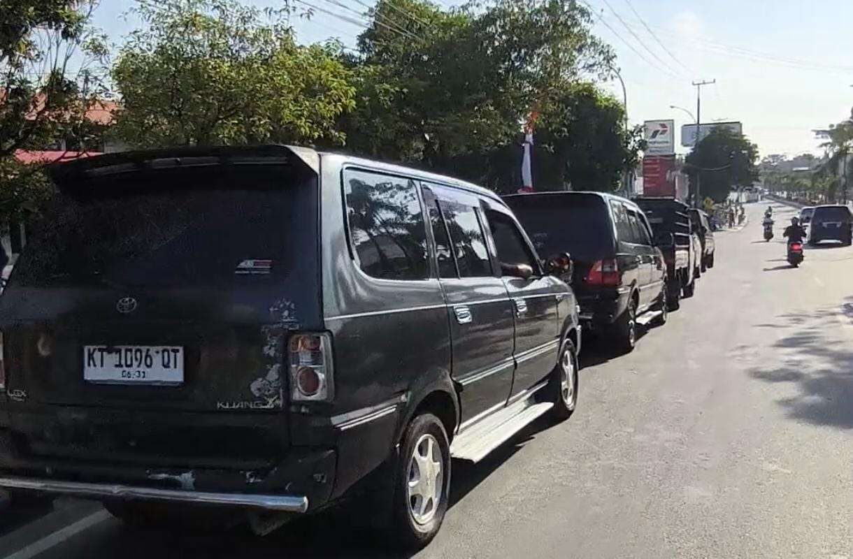 Antrean BBM di salah satu SPBU di Kota Bontang.(dok: ritmee)