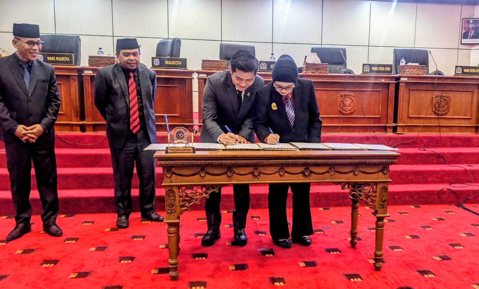 Keterangan foto: Penandatanganan Nota Kesepakatan antara Wali Kota Bontang dan DPRD Kota Bontang atas Rancangan Kebijakan Umum Anggaran (KUA) dan Rancangan Prioritas dan Plafon Anggaran Sementara (PPAS) APBD Kota Bontang Tahun Anggaran 2027.(dok: ritmee)