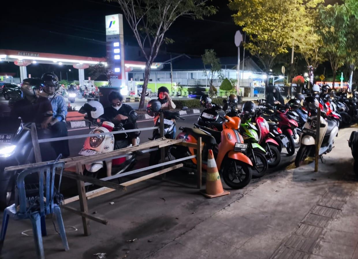 Parkir kendaraan di Tanjung Laut