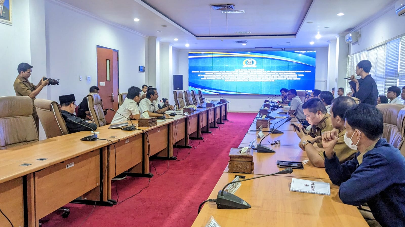 Rapat Komisi A DPRD Bontang membahas penyelesaian pesangon 52 eks karyawan PT Kaltim Equator Nusantara yang hingga kini belum menerima haknya.(dok: ritmee)