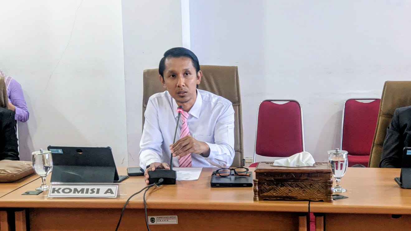 Ketua Komisi A DPRD Bontang Heri Keswanto menjelaskan akan melakukan konsultasi skema BOS untuk pembiayaan guru pengganti ke Kemendikbud.(dok: ritmee)