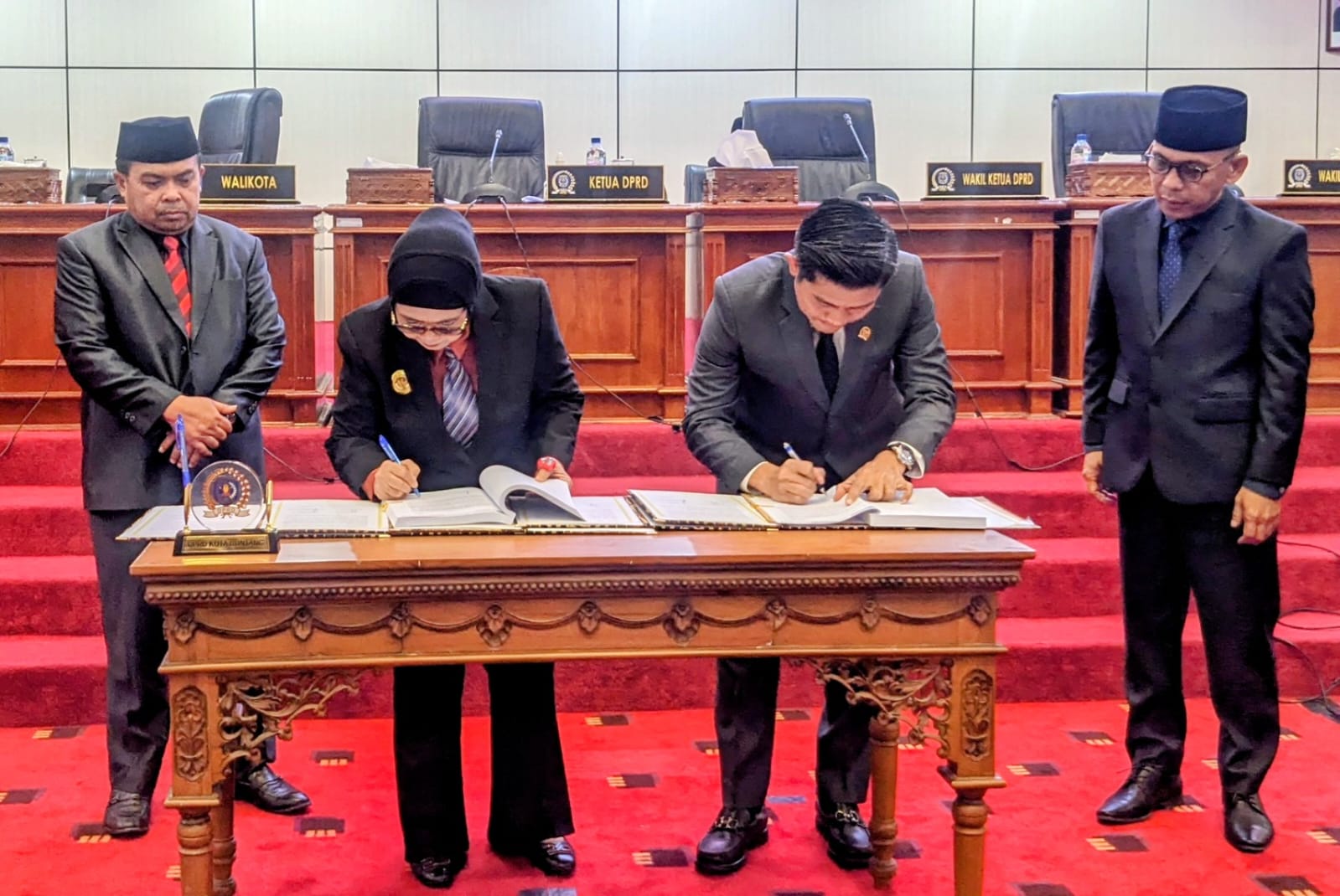 Ketua DPRD Bontang Andi Faizal Sofyan Hasdam bersama Wali Kota Bontang Neni Moerniaeni saat menandatangani Nota Kesepakatan Rancangan Kebijakan Umum Anggaran (KUA) dan Rancangan Prioritas dan Plafon Anggaran Sementara (PPAS) APBD Kota Bontang Tahun Anggaran 2027
