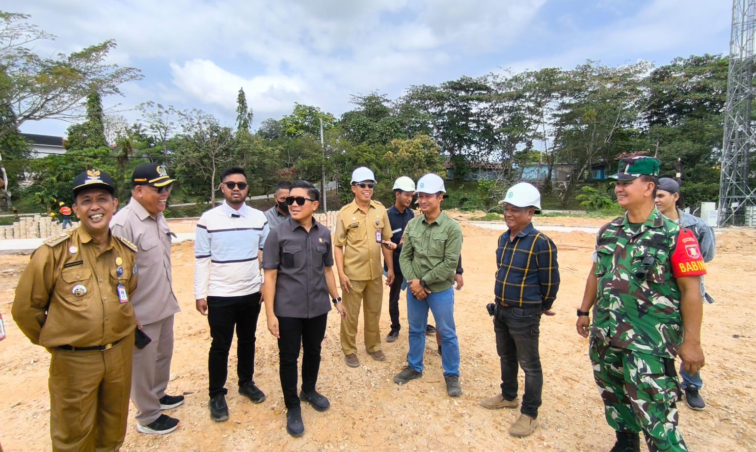 Ketua DPRD Bontang Andi Faizal Sofyan Hasdam bersama komisi C DPRD Bontang meninjau proyek fasilitas publik HOP 1 di Kelurahan Satimpo senilai Rp 17,5 miliar mencatat progres pengerjaan 22 persen dan ditargetkan rampung Desember 2026.
