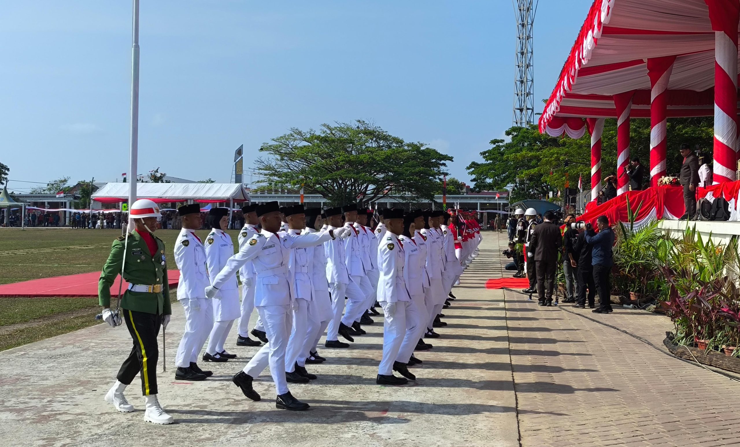 Ketua DPRD Bontang Andi Faizal Sofyan Hasdam menyampaikan dukungan terhadap rencana pemberian reward bagi anggota Paskibraka berupa program studi ke Kampung Inggris, Senin (17/8/2026).