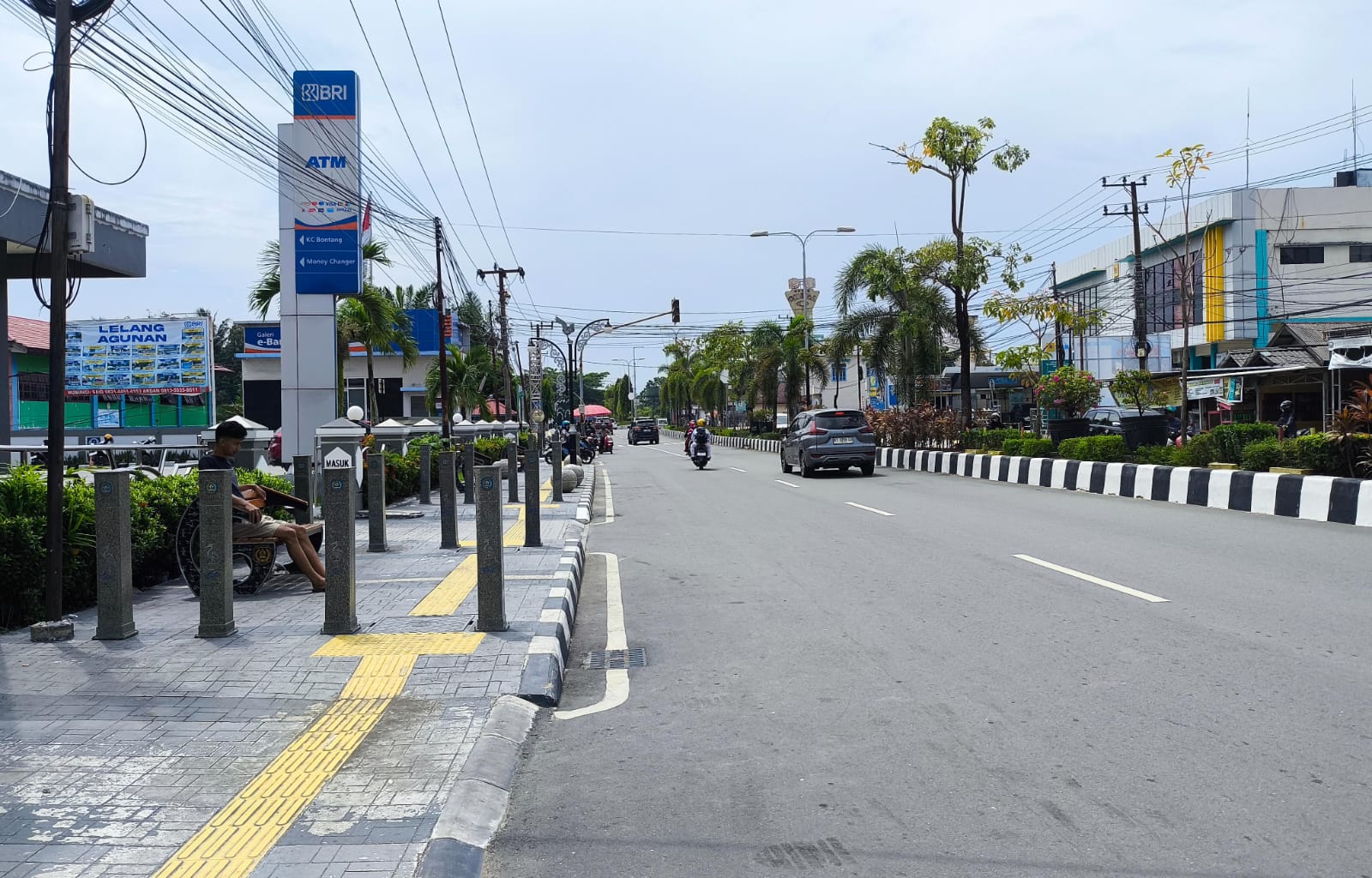 Pemanfaatan sisi drainase dan ruang sisa jalan sebagai jalur utilitas untuk menghindari pembongkaran trotoar.