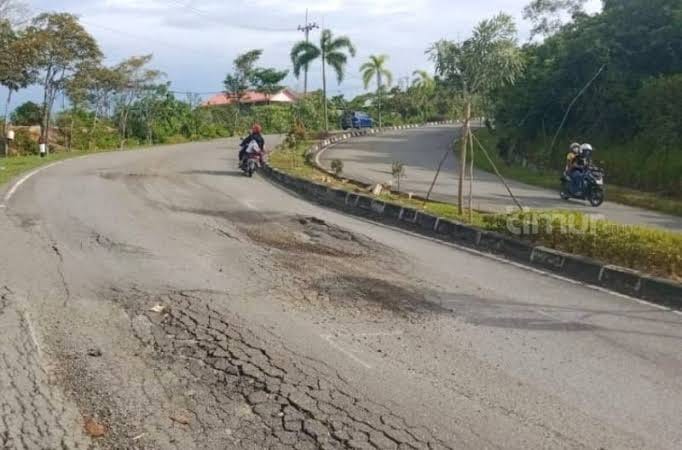 Kendala kewenangan dalam penanganan kerusakan jalan provinsi yang menjadi akses utama masyarakat di Kota Bontang membuat legislatif tidak bisa berbuat banyak