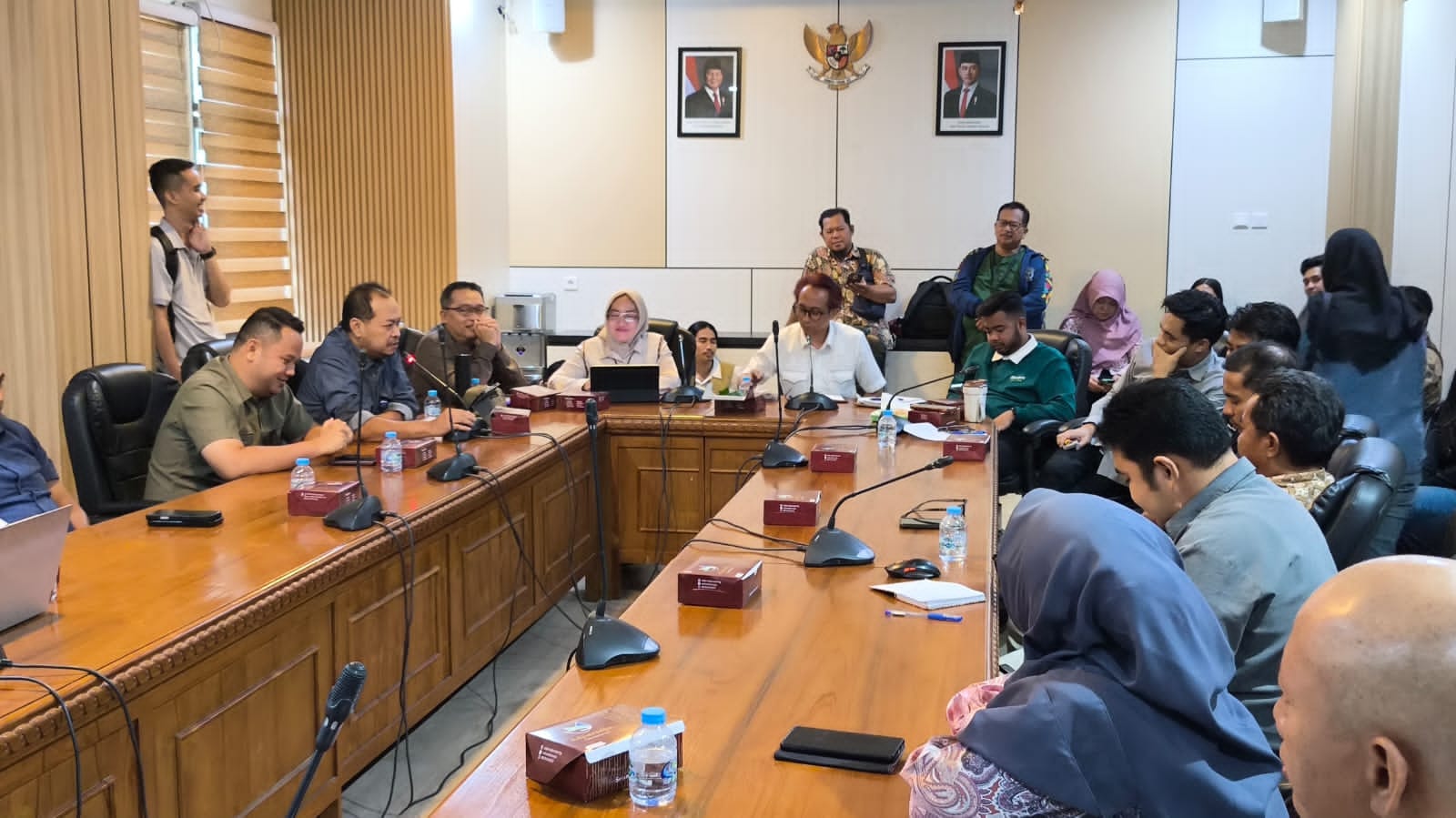 DPRD Bontang saat menggelar rapat antrean dan distribusi Pertalite bersama pihak terkait di Gedung DPMPTSP Bontang, Jumat (28/8/2026). Dan mendesak Pihak Pertamina hadir memberi penjelasan langsung terkait distribusi BBM.