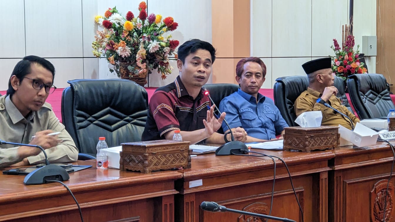 Wakil Ketua Komisi B DPRD Bontang, Awinardi, saat menyampaikan sorotan terkait optimalisasi penyaluran kuota Pertalite dalam RDP bersama Pertamina, pemerintah daerah, SPBU, dan Asosiasi Pengecer BBM, Senin (31/8/2026).