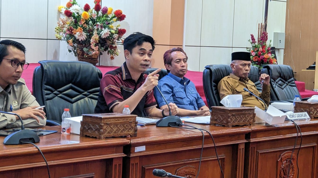 Wakil Ketua Komisi B DPRD Bontang, Awinardi, menyoroti jadwal dropping Pertalite yang dinilai turut memicu antrean di sejumlah SPBU.