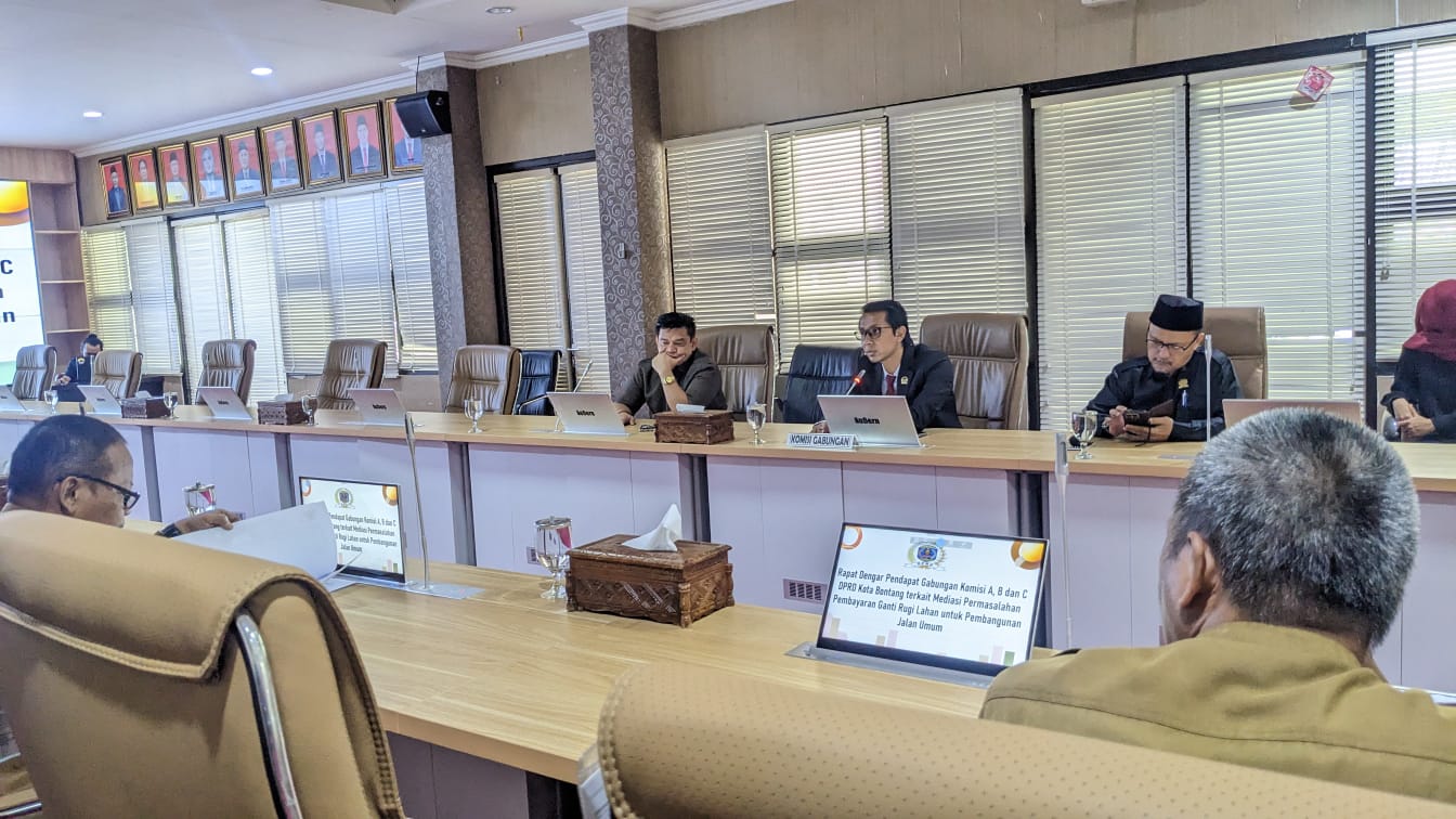 Ketua Komisi A DPRD Bontang, Heri Keswanto, memimpin RDP terkait persoalan ganti rugi lahan Jalan Gotong Royong.