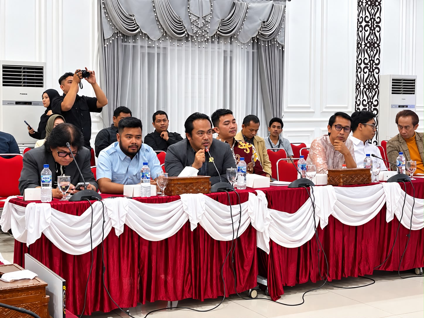 Anggota DPRD kota Bontang Faisal menyoroti tanaman penghijauan yang mulai mengering akibat kemarau panjang.(dok: ritmee)