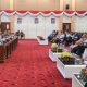 Komisi A DPRD Bontang menggelar konsultasi publik Raperda insentif guru, Senin (15/9/2026)