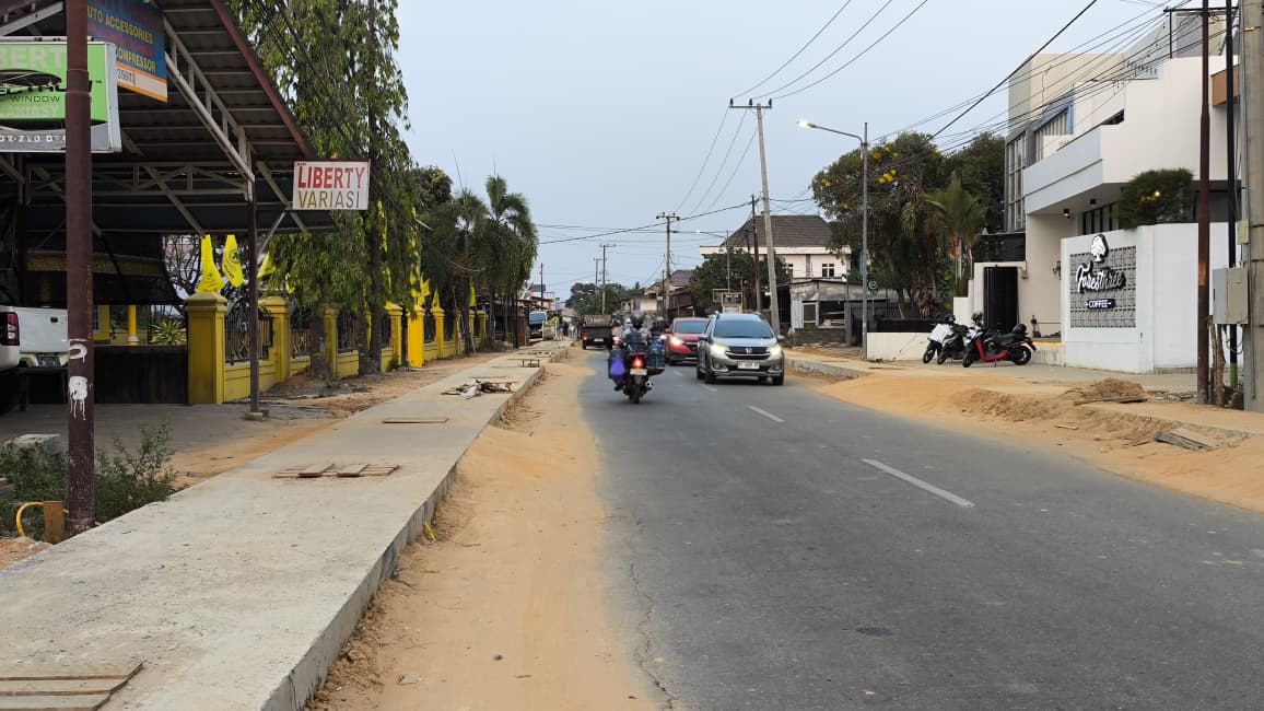 Ketua Komisi C DPRD Bontang Alfin Rausan Fikry menyoroti persoalan elevasi trotoar. Salah satunya di Jalan Pattimura.(dok: ritmee)