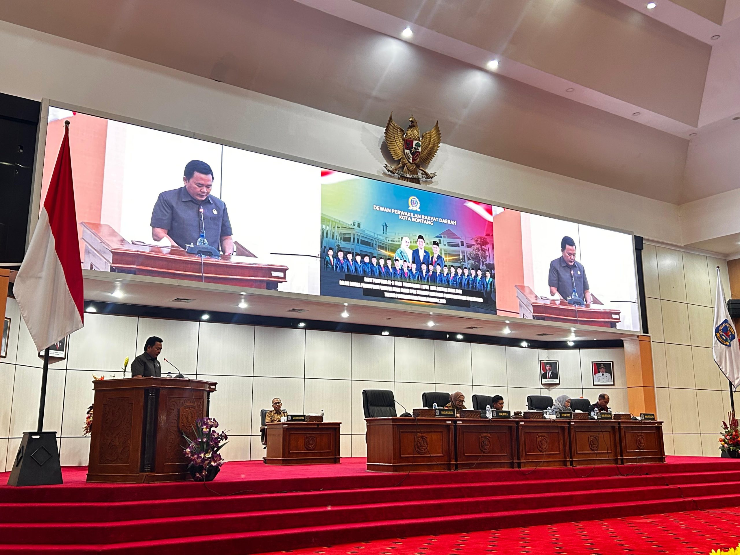Sekretaris Fraksi Golkar DPRD Bontang Aloysius Roni saat menyampaikan pendapat akhir fraksi.(dok: ritmee)
