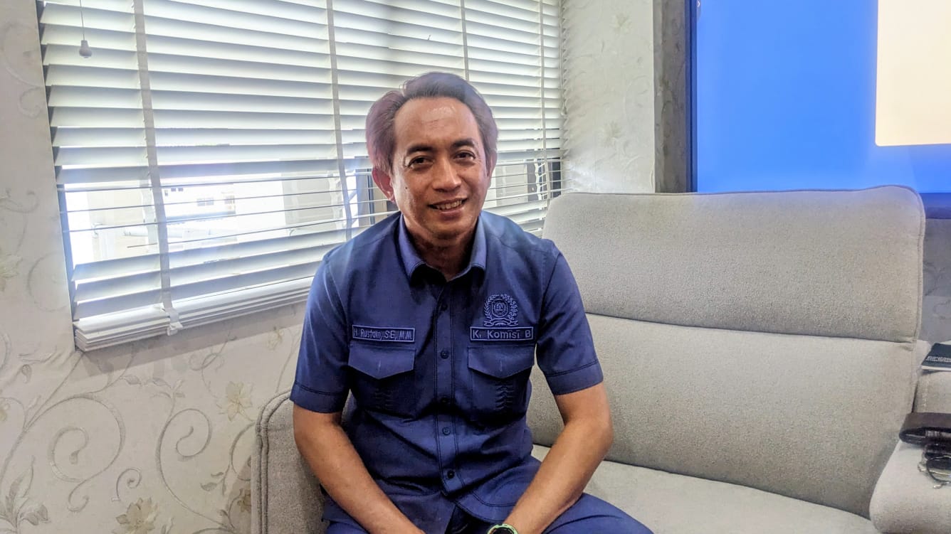 Ketua Komisi B DPRD Bontang Rustam mendorong pengalihan pembayaran PBB PT Badak NGL ke kas daerah.(dok: ritmee)