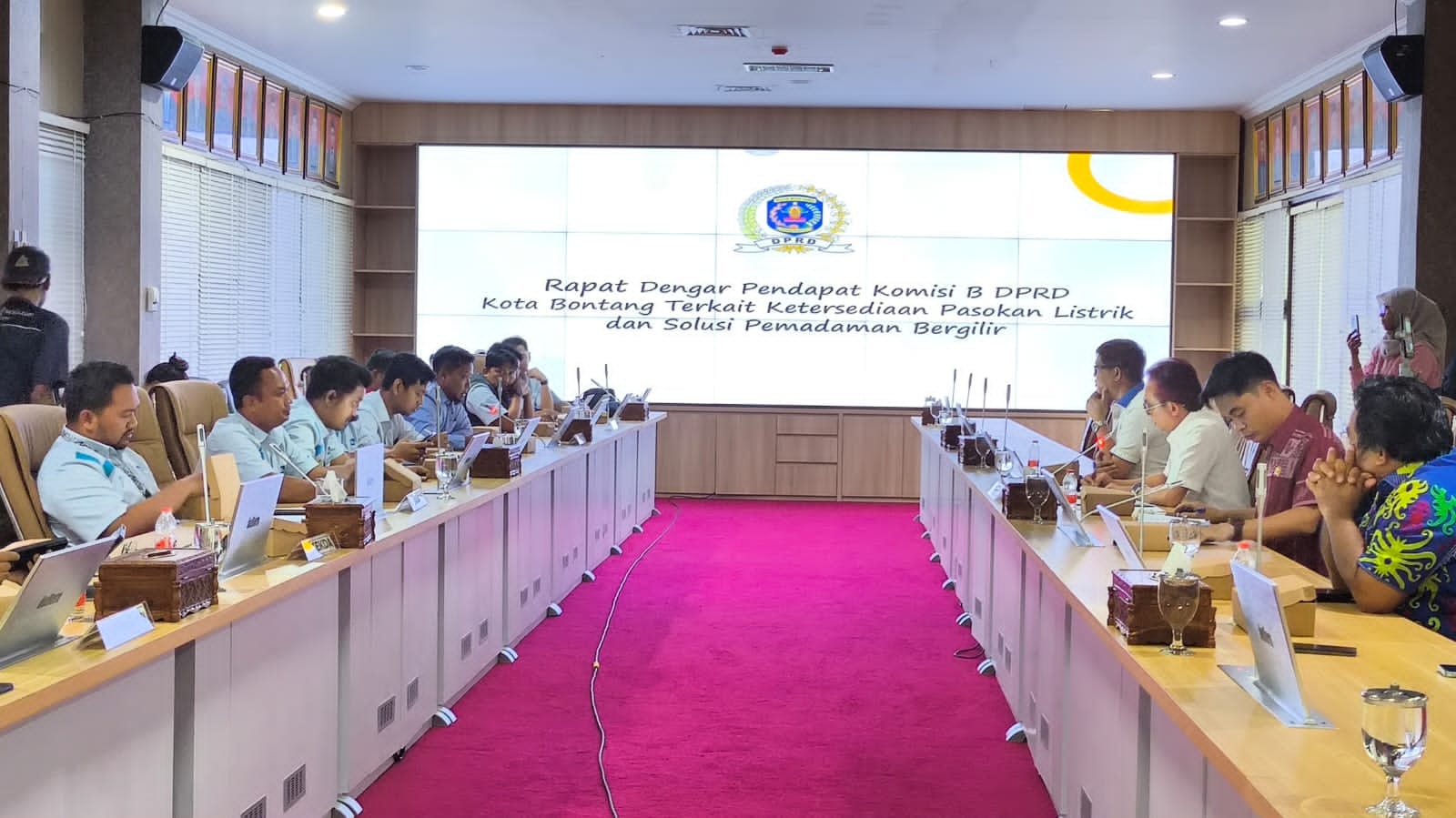 RDP Komisi B DPRD Bontang bersama PLN membahas pemadaman listrik dan kompensasi bagi pelanggan.(dok: ritmee)