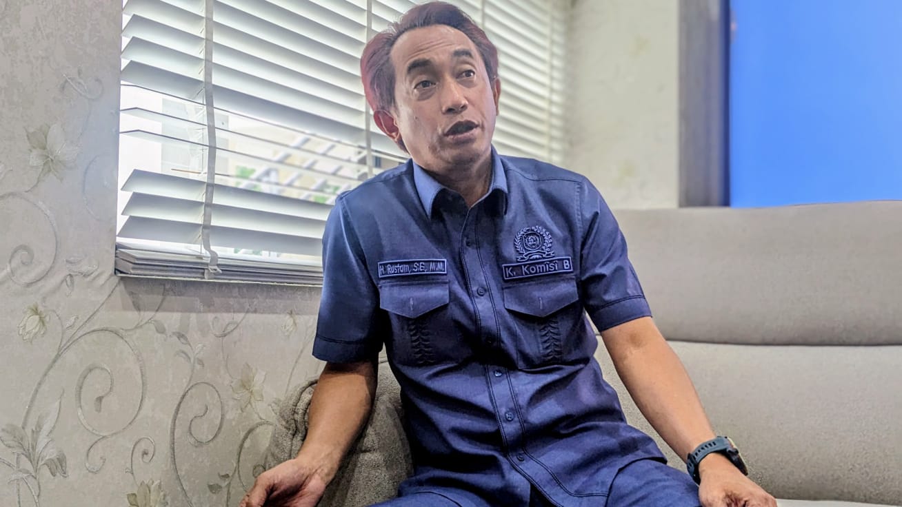 Ketua Komisi B DPRD Bontang Rustam menyoroti melemahnya daya beli masyarakat dan dampaknya terhadap sektor usaha serta PAD.(Adv)