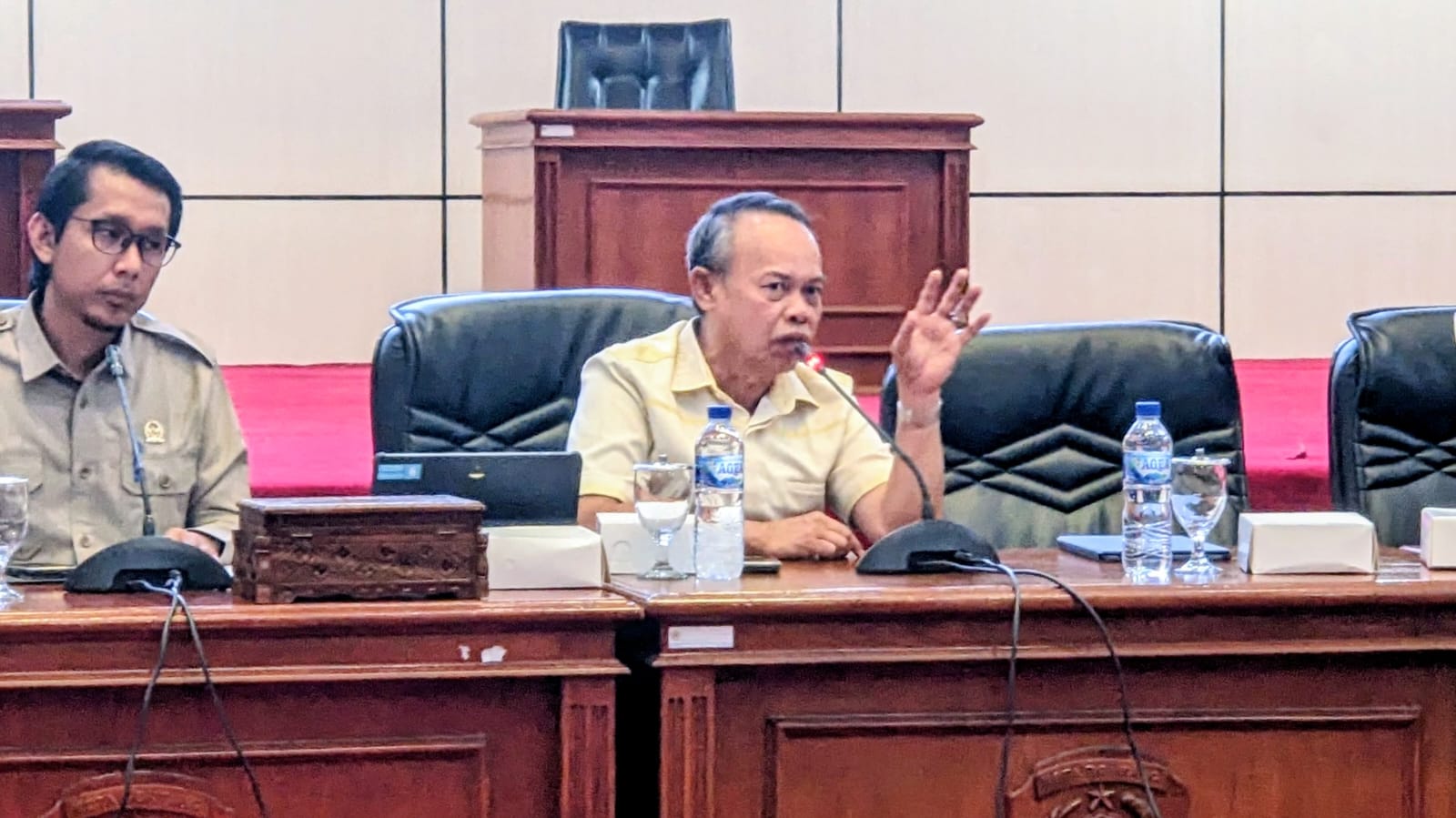 Wakil Ketua Komisi A DPRD Bontang Ubayya Bengawan saat membahas Konsultasi publik pembahasan Raperda Insentif guru.(dok: ritmee)