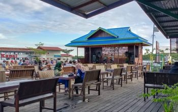 Ketua Komisi B DPRD Bontang Rustam mengapresiasi kepatuhan pelaku usaha kafe dan kuliner pesisir dalam membayar PB1 sebagai kontribusi terhadap PAD Bontang.(dok: ritmee)