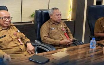 Syahruddin (kanan) didampingi Asisten Pemerintahan dan Kesejahteraan Rakyat, Dasuki (foto:ist)