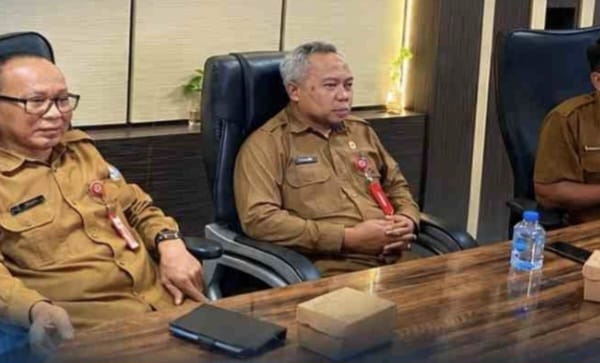 Syahruddin (kanan) didampingi Asisten Pemerintahan dan Kesejahteraan Rakyat, Dasuki (foto:ist)