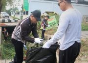 Bapperida Bontang Bersihkan Drainase di Jalan KS Tubun Dalam Rangka HUT Ke-27 Bontang