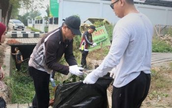 Bapperida Bontang Bersihkan Drainase di Jalan KS Tubun Dalam Rangka HUT Ke-27 Bontang