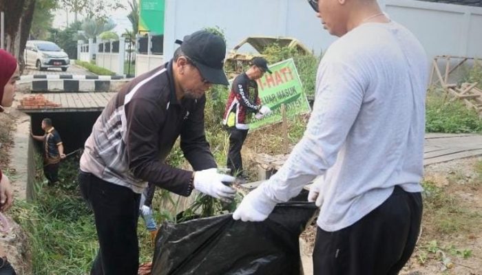 Bapperida Bontang Bersihkan Drainase di Jalan KS Tubun Dalam Rangka HUT Ke-27 Bontang