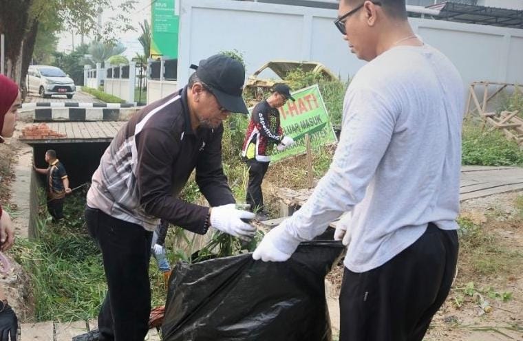 Aksi Korve di Saluran Air Jalan KS Tubun oleh Tim Bapperida Bontang (foto:bapperida)